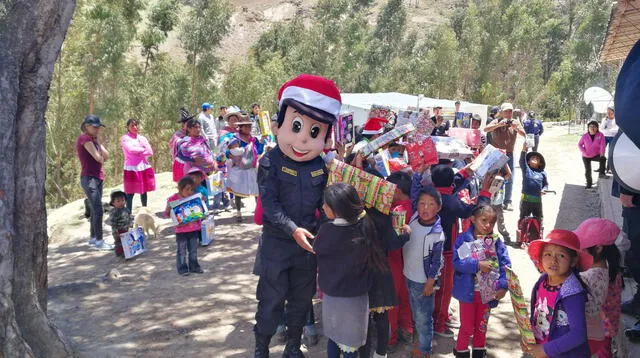 Navidad policías se visten de Papa Noel y llevan alegría a cientos de