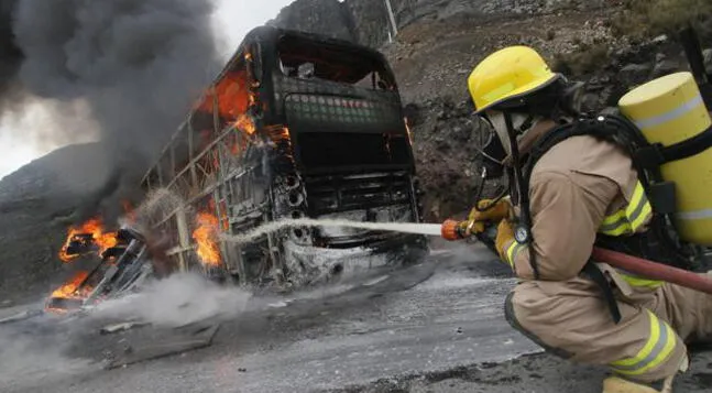 Chimbote fuerte choque entre bus y camión dejó al menos 3 muertos El