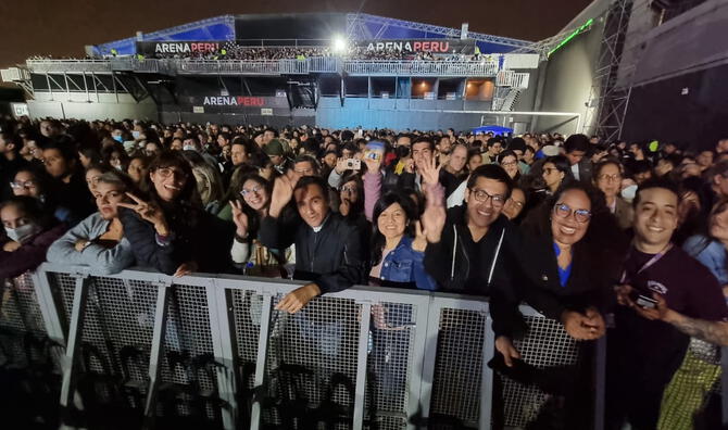 Juan Luis Guerra en Lima Fanáticos llevan hasta la bandera nacional