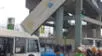 Letrero de la UCV cayó contra bus de transporte