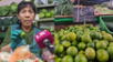 Comerciantes de Lima preocupados pues clientes prefieren llevarse limones por unidad