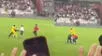 Pedro Gallese le arranchó y tiró celular de hincha que entró por foto con Messi en el Estadio Nacional.