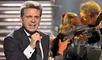 Luis Miguel besa a niña en concierto y genera controversia.