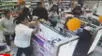 Ladrón ingresa a robar a farmacia en La Libertad, pero no esperaba que los clientes le aplicaran "Fuente Ovejuna"