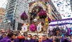 La procesión del Señor de los Milagros es una manifestación de fe y tradición cultural que atrae a miles de personas cada año, tanto locales como turistas.