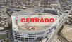 Un estadio inmenso en un asentamiento humano
