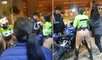 Graban brutal ataque contra policías en plena vía pública