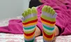 Qué significa dormir con medias, según la psicología