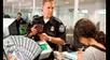 Trump está DETENIENDO a extranjeros que viajan al país con este monto. cantidad de dinero en aeropuertos