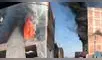 Fuerte incendio consume un almacén en Cercado de Lima. Gigantesco incendio consume un almacén en Cercado de Lima: llamas amenazan con propagarse y alertan a vecinos
