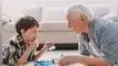 Para algunos, el abuelo también cumple el rol de papá. Día del Padre