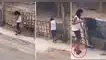 Un vecino grabó la escena y la subió a TikTok generando miles de reacciones por los zapatos de la joven para barrer su vereda. TikTok, video viral Perú, mujer barre con tacos