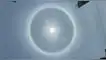 Enorme halo solar sorprende a los transeúntes.