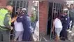 ¡Por chismosa! Una mujer colombiana quedó atorada en las rejas de su casa tras escuchar una discusión ajeam Historias virales, virales, mujer, redes sociales