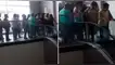 Las personas estaban con miedo de subirse a las escaleras eléctricas.