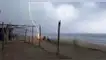 Dos personas mueren tras ser impactados por un rayo mientras caminaban por la playa durante tormenta Dos personas mueren tras ser impactados por un rayo mientras caminaban por la playa durante tormenta