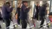 Captan a señor bailando de singular manera en pleno bus y causa risas: "¿Qué estará escuchando?"