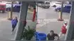 Hombre corre para no llegar tarde al trabajo, pero lo confunden con ladrón y comerciantes lo golpean en Argentina