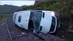 Fallecido quedó atrapado entre los fierros de la miniván y la vía férrea. Accidente en Puno: miniván se despista y hay un fallecido.