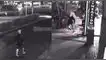 Ladrón tropieza al escapar y video impactó a usuarios en redes sociales.