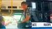 Chofer agredió verbalmente a estudiante universitario por pagar medio pasaje y lo botó del bus.