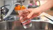 Científicos revelan el método práctico y casero para eliminar microplásticos del agua potable en minutos
