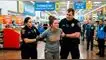 Mujer APUÑALA EN LA CABEZA a un policía en medio de un altercado en un Walmart. Walmart EE.UU.