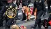 Pese a los reclamos del público, el personal continuó preparando a la delegación canina para su presentación. Brigada canina
