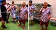 Tony Rosado es captado animando 'fiesta covid' y compartiendo vaso con joven [VIDEO]