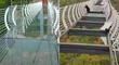 ¡Aterrador! Turista queda atrapado en puente de vidrio, tras ser destruido por fuertes vientos