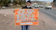 Joven se paró 12 horas en medio de la carretera con un cartel para conseguir trabajo: “Vergüenza es robar” [FOTOS]