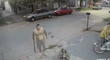 Hombre encuentra a ladrón robando y lo obliga a hacer lo impensado [VIDEO]