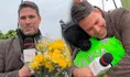 Paco Bazán regala flores amarillas a mujer policía y sucede lo inesperado