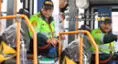 Policía 'la hace' de chofer para ayudar a pasajeros en paro de transportistas: "Todo Grau"