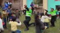 Policía aprovechó la Navidad para bailar huaylarsh con niños en chocolatada y se vuelve viral