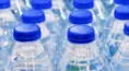 Ordenan el retiro urgente de esta popular marca de agua tras detectarse bacteria mortal