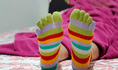 Qué significa dormir con medias, según la psicología: te sorprenderá