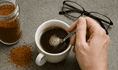 ¿Tomar café instantáneo daña tus ojos? Un estudio lanza una inesperada advertencia