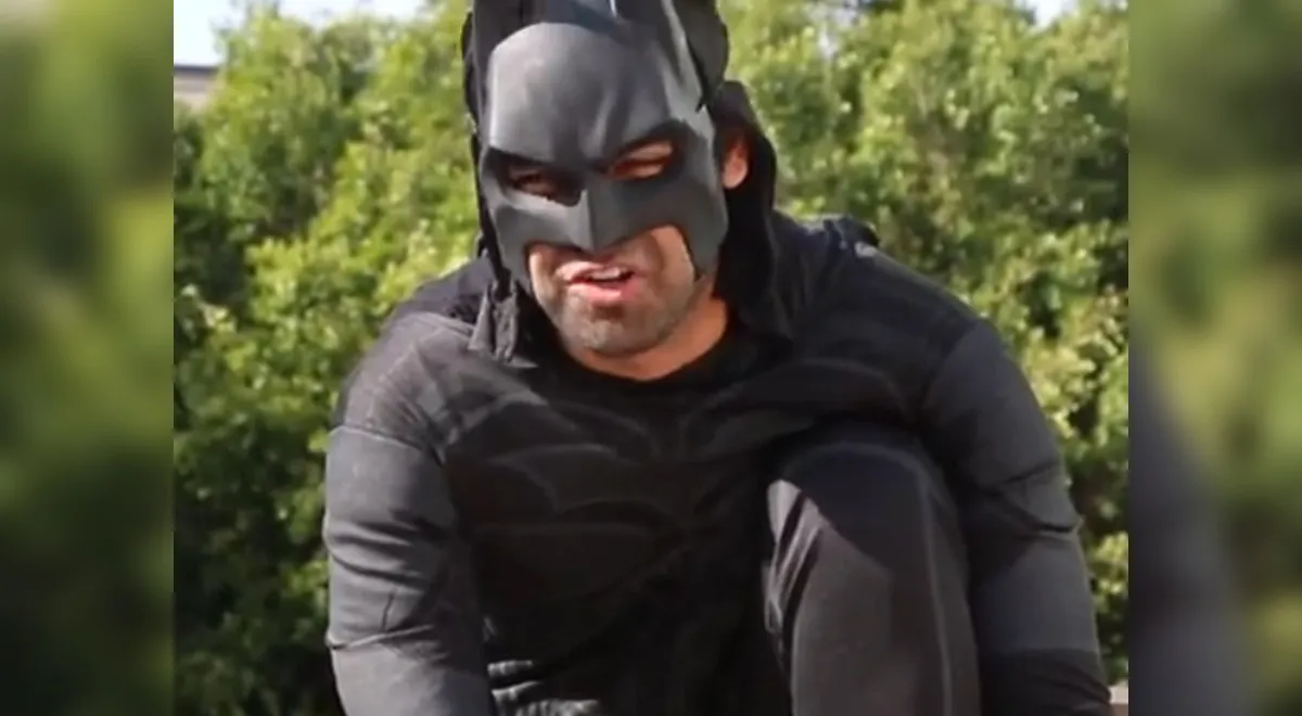 Batman busca novia vía YouTube repartiendo besos (VIDEO) | El Popular