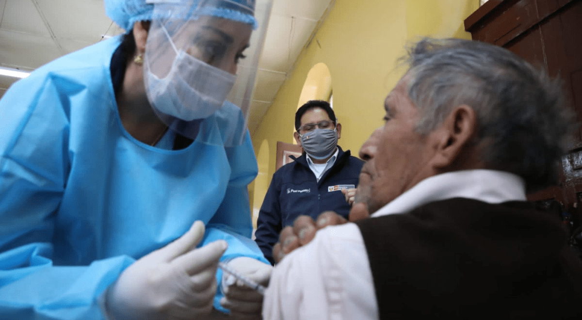 EsSalud acudirá a viviendas de adultos mayores que no puedan desplazarse para vacunación EsSalud acudirá a viviendas de adultos mayores que no puedan desplazarse para vacunación