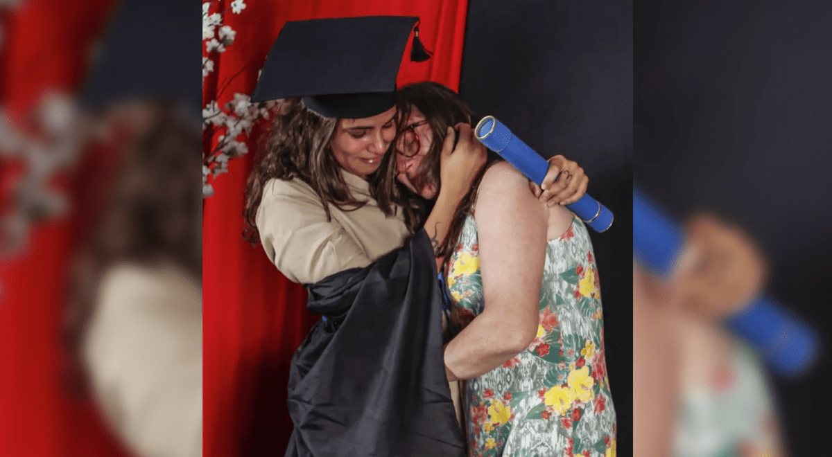 Joven usa uniforme de limpieza en su graduación para homenajear el trabajo de su madre Joven usa uniforme de limpieza en su graduación para homenajear el trabajo de su madre