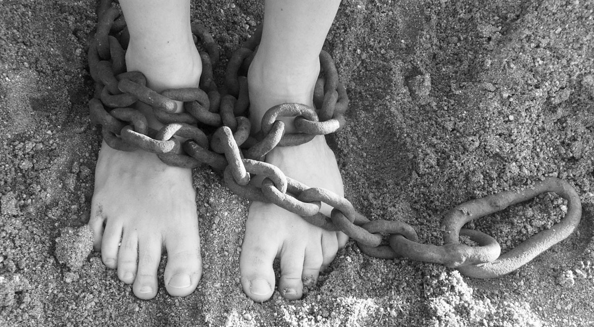 Rescatan a niña de 8 años que vivía encadenada a una cama junto a su hermano de 6 Rescatan a niña de 8 años que vivía encadenada a una cama junto a su hermano de 6