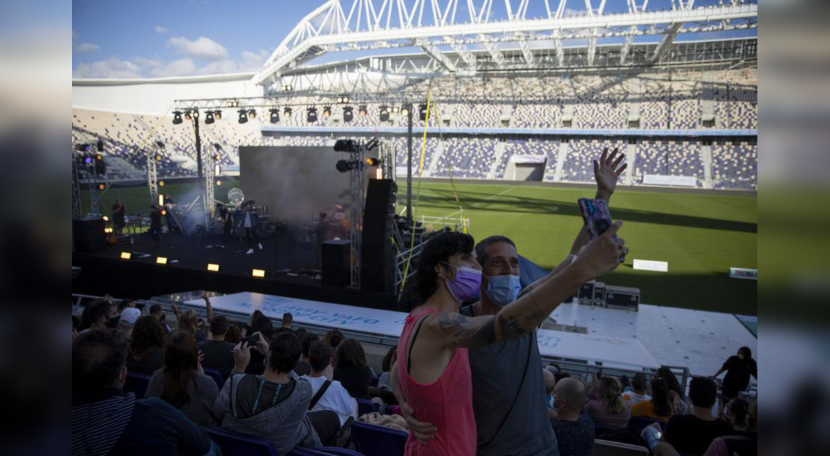 Israel celebra su primer concierto al aire libre solo para personas vacunadas contra la COVID-19 Israel celebra su primer concierto al aire libre solo para personas vacunadas contra la COVID-19