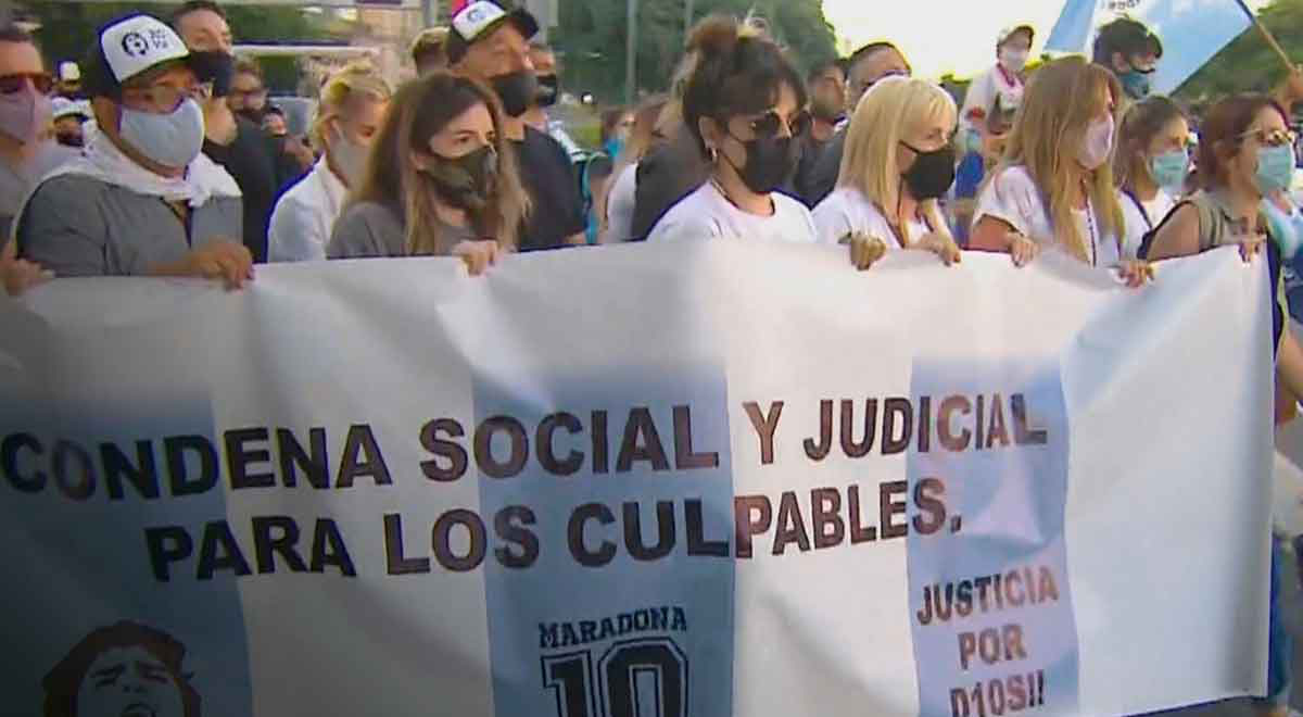 Marcha por Diego Maradona: Claudia Villafañe, Dalma, Giannina y centenar de argentinos salen a las calles Marcha por Diego Maradona: Claudia Villafañe, Dalma, Giannina y centenar de argentinos salen a las calles