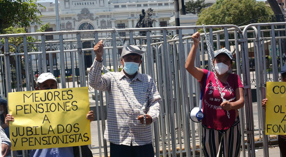 Fonavistas se encadenan en los exteriores del Congreso exigiendo la devolución de aportes Fonavistas se encadenan en los exteriores del Congreso exigiendo la devolución de aportes