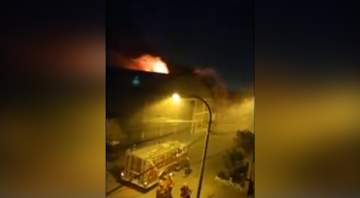 SJL: voraz incendio consume fábrica y 10 unidades de bomberos intentan controlarlo SJL: voraz incendio consume fábrica y 10 unidades de bomberos intentan controlarlo