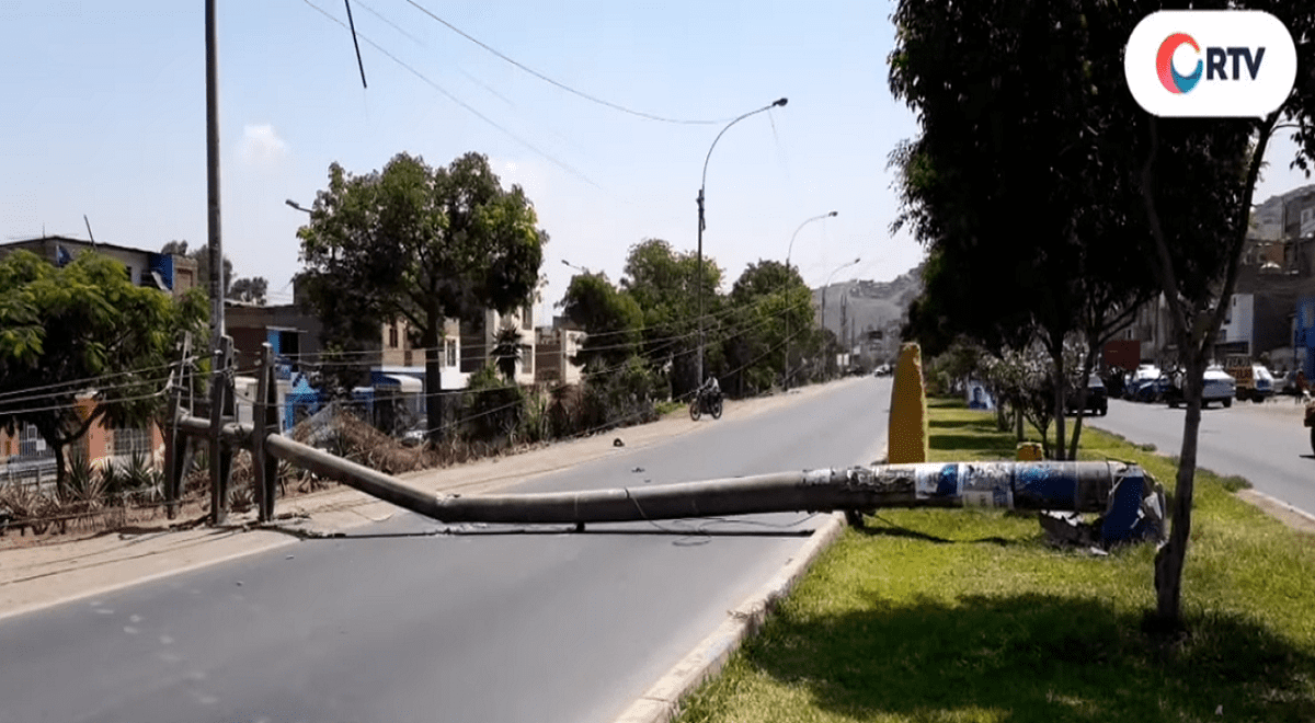 Carabayllo: dos postes de luz caen en plena vía pública Carabayllo: dos postes de luz caen en plena vía pública