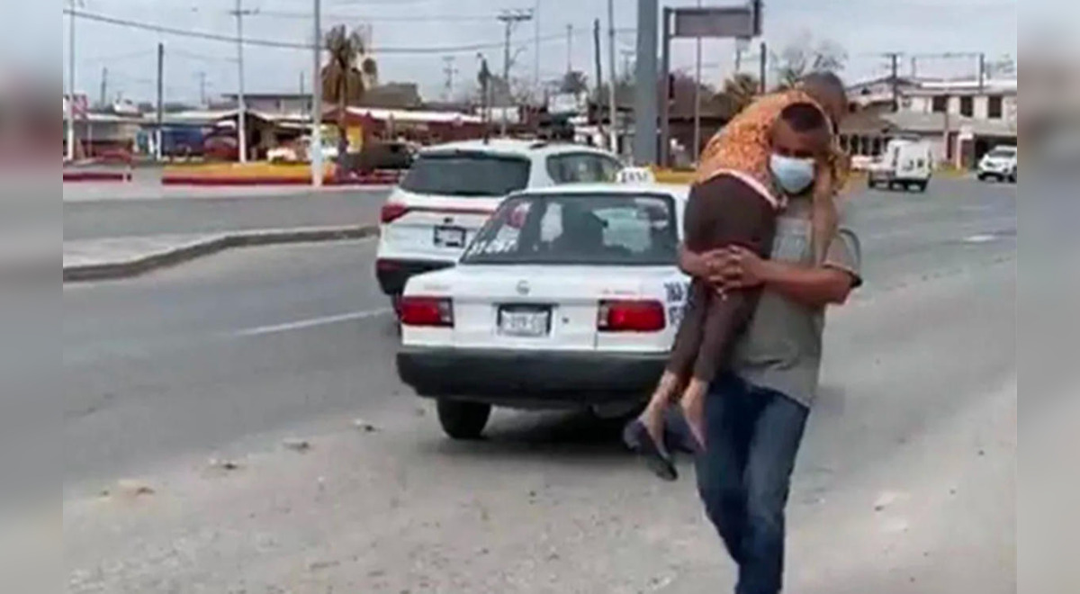 ¡Acto de amor!: hombre lleva en brazos a su madre para recibir vacuna contra la COVID-19 en México ¡Acto de amor!: hombre lleva en brazos a su madre para recibir vacuna contra la COVID-19 en México