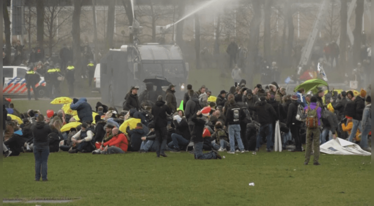 La policia de Paises Bajos reprime con cañones de agua protestas contra las restricciones por el covid La policia de Paises Bajos reprime con cañones de agua protestas contra las restricciones por el covid