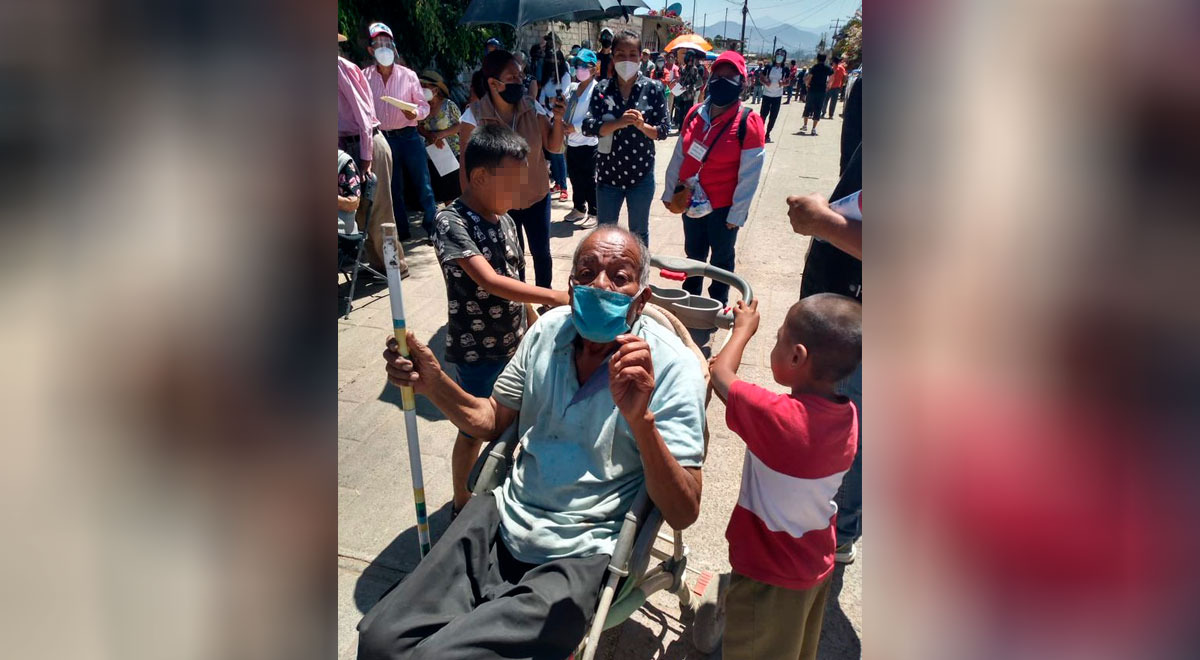 Niños llevan a su abuelo a vacunar contra la COVID-19 en un coche para bebé Niños llevan a su abuelo a vacunar contra la COVID-19 en un coche para bebé